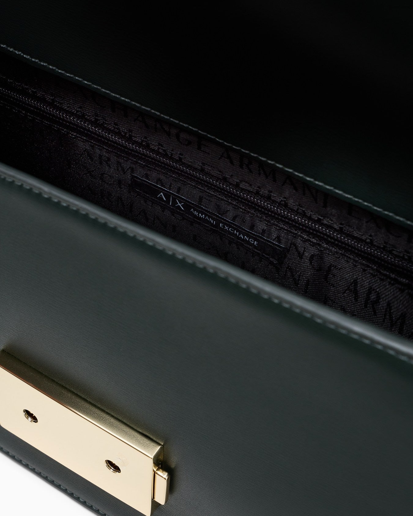 BORSA A SPALLA CON LOGO IN METALLO